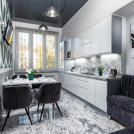 Levia Apartment-With 2 Bedrooms In The Old Town Lviv Buitenkant foto
