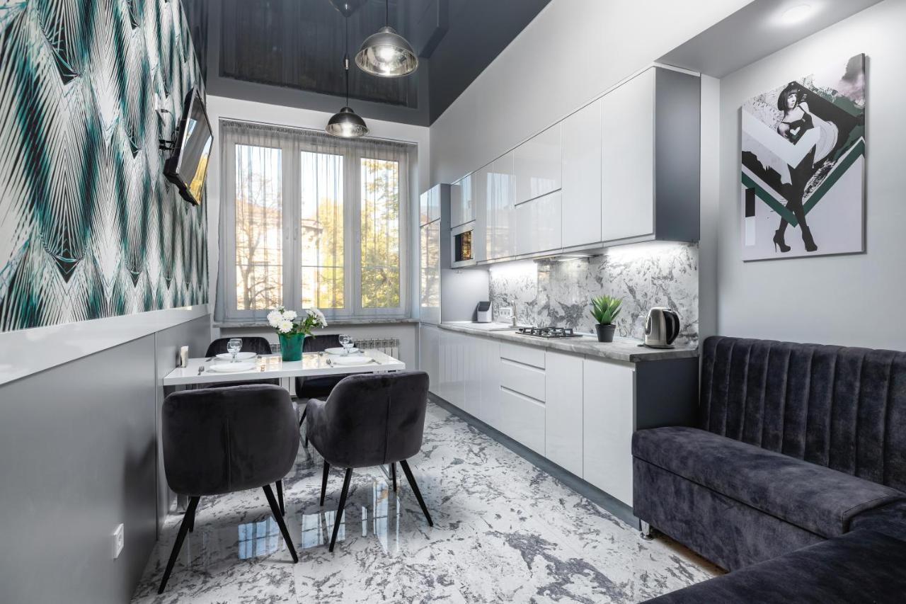 Levia Apartment-With 2 Bedrooms In The Old Town Lviv Buitenkant foto
